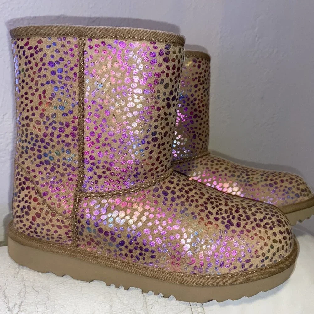 NIB UGG YOUTH 6 WOMENS 8 CLASSIC SHORT SPOTS METALLIC‎ WINTER BOOTS CHEST…